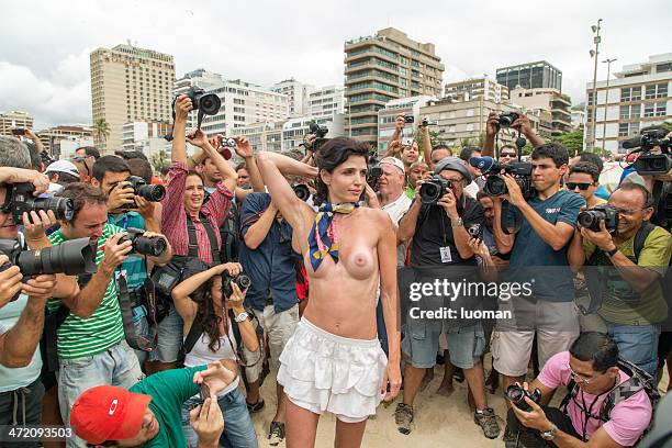 topless in ipanema beach - flat chested woman 個照片及圖片檔