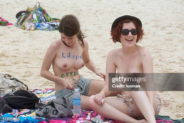 topless in ipanema beach - flat chested woman 個照片及圖片檔