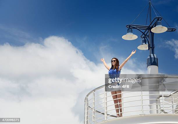 richtig, frau auf einem kreuzfahrtschiff - ozeandampfer stock-fotos und bilder