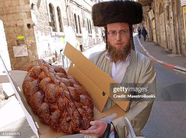 pão entrelaçado pão para shabbat. - bairro judeu jerusalém imagens e fotografias de stock