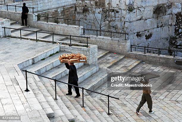 homens carregar os suportes para pães nas suas cabeças. - bairro judeu jerusalém imagens e fotografias de stock