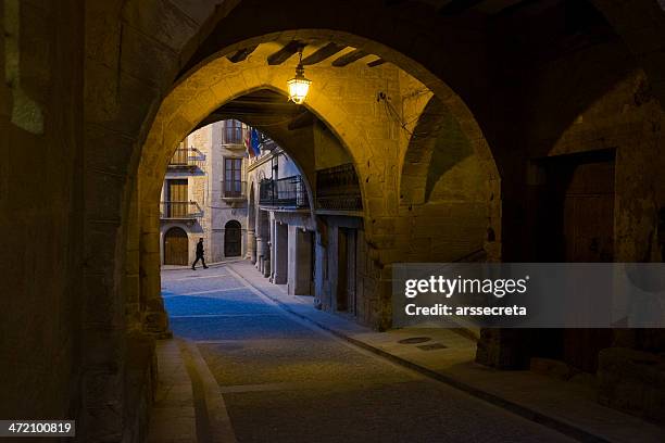 straßen von calaceite - teruel stock-fotos und bilder