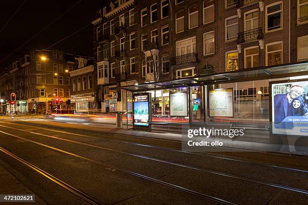 amsterdam at night - bushalte stockfoto's en -beelden