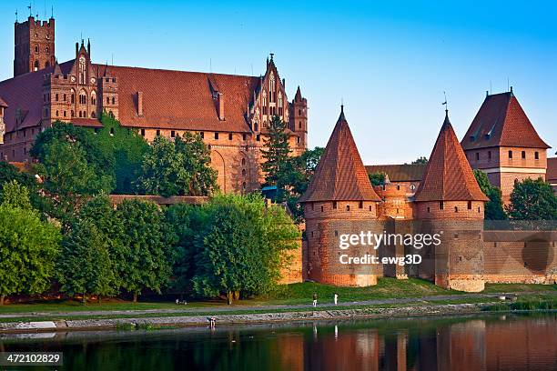 medieval malbork castle on the river nogat, poland - marienburg stock pictures, royalty-free photos & images