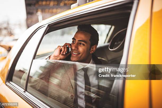 geschäftsmann auf ein yellow cab - nyc cab stock-fotos und bilder