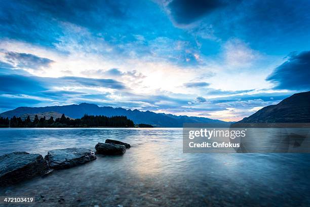 lake wakatipu at sunrise, queenstown, new zealand - lake wakatipu stock pictures, royalty-free photos & images