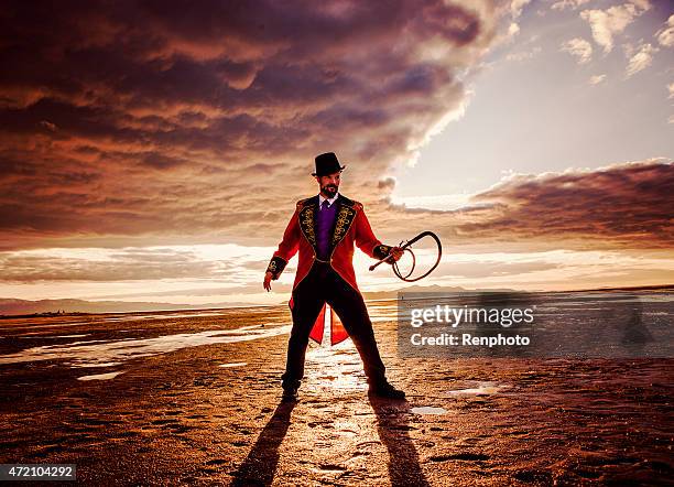 circus anillo maestros en un magnífico escenario del desierto - artista de circo fotografías e imágenes de stock