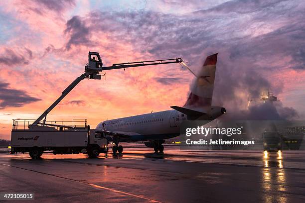 flugzeug deicing - airbus stock-fotos und bilder