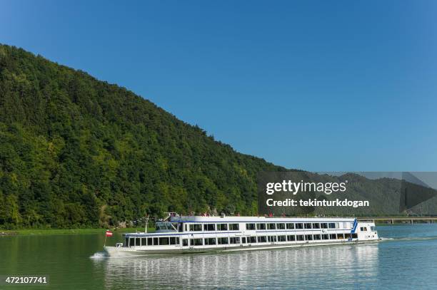 barco turístico es cruceros del río danubio a passau a alemania - danube river fotografías e imágenes de stock