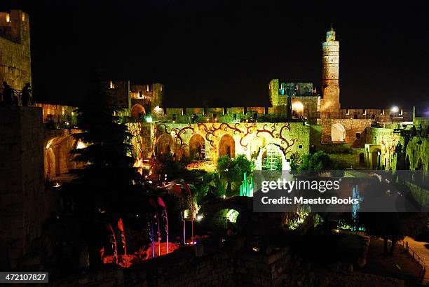 tower of david light-show in jerusalem - david and goliath stock-fotos und bilder