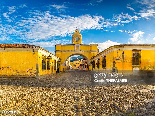 santa catalina arch in antigua downtown - guatemala bildbanksfoton och bilder