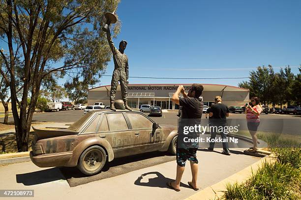 bathurst - peter brock memorial - bathurst new south wales stock pictures, royalty-free photos & images