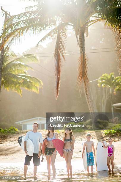 family ready to surf - hawaii vacation and parent and teenager stock pictures, royalty-free photos & images