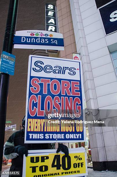 closure of sears store at dundas square in toronto - sears canada stockfoto's en -beelden