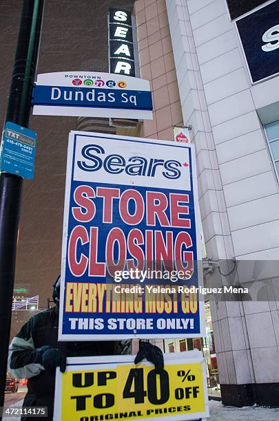 closure of sears store at dundas square in toronto - sears canada bildbanksfoton och bilder