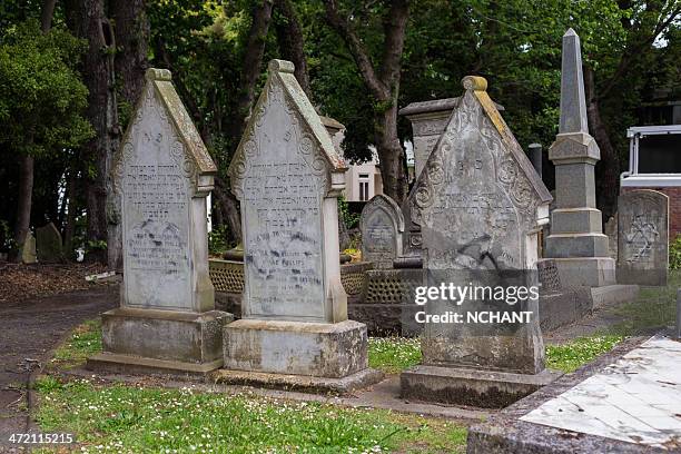 vandalised tomb stones - hakenkruis stockfoto's en -beelden