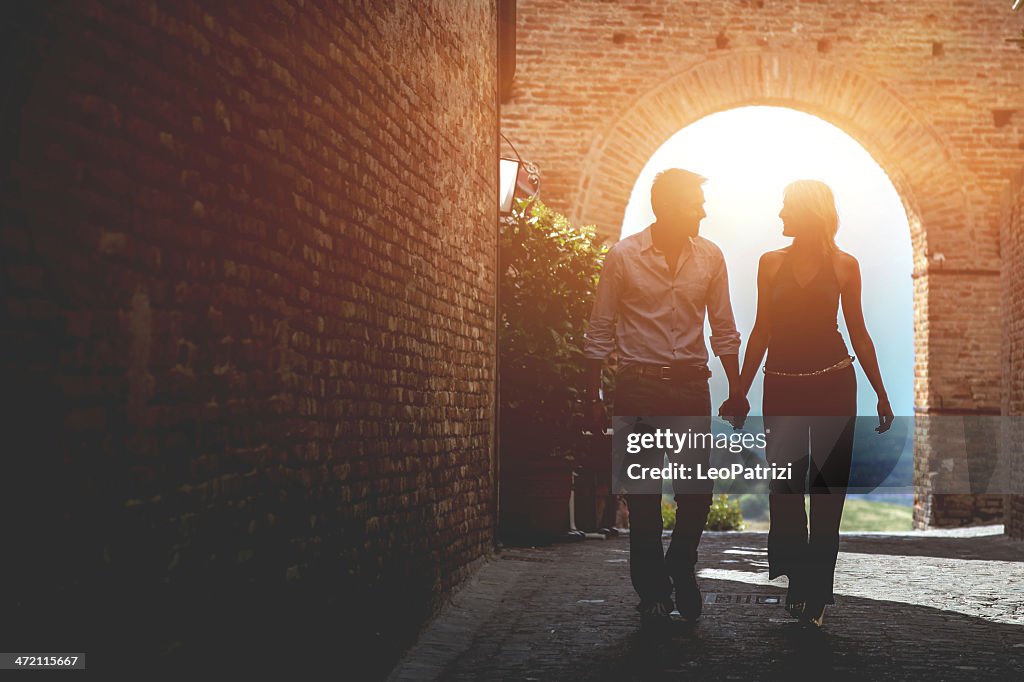Paar zu Fuß in die Altstadt