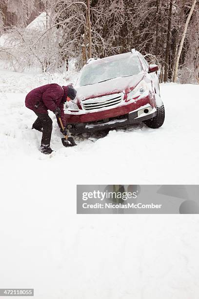 man shoveling 雪を救助車から djembe - stuck ストックフォトと画像