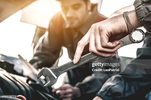 auto mechaniker reparieren eine auto-motor - auto mechaniker stock-fotos und bilder