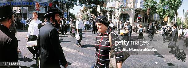 shopping in mea shearim jerusalem - hasidic jews stock-fotos und bilder