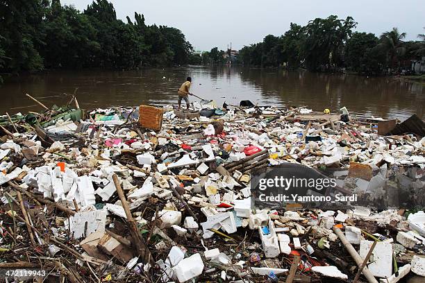 pilhas de lixo na enchente - jakarta imagens e fotografias de stock