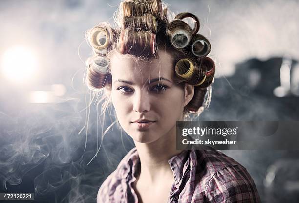 frau mit lockenwickler in ihr haar. - hair curlers stock-fotos und bilder