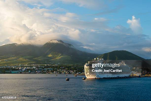 p&o cruises ventura at st. kitts - p&o cruises ventura stock pictures, royalty-free photos & images