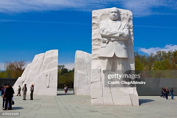 martin luther king jr.  memorial, washington dc.  cielo azzurro. - martin luther king foto e immagini stock