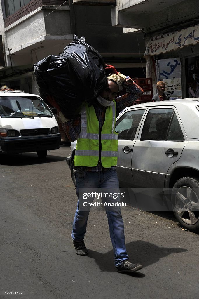 Volunteers start street cleaning campaign in Sanaa