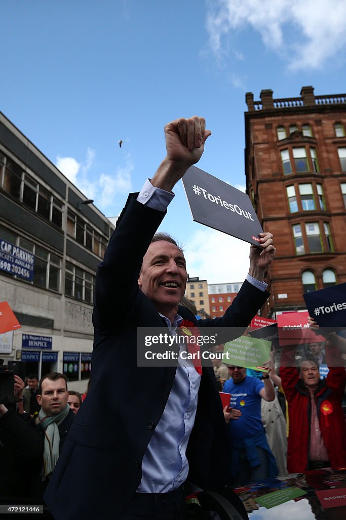 Comedian Eddie Izzard Joins Scottish Labour Leader Jim Murphy On Campaign Trail