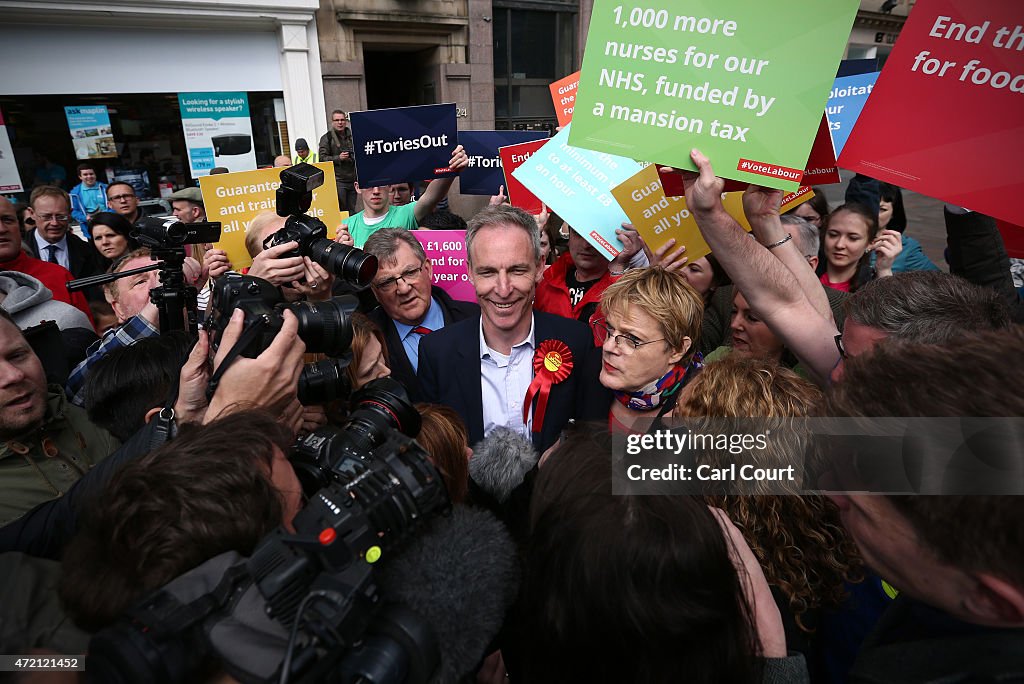 Comedian Eddie Izzard Joins Scottish Labour Leader Jim Murphy On Campaign Trail