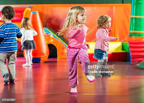 children dancing. - activiteit bewegen stockfoto's en -beelden