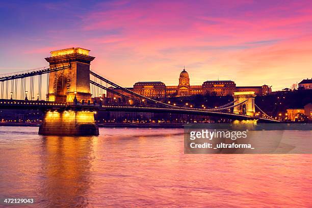 the chain bridge in budapest - royal palace budapest stock pictures, royalty-free photos & images
