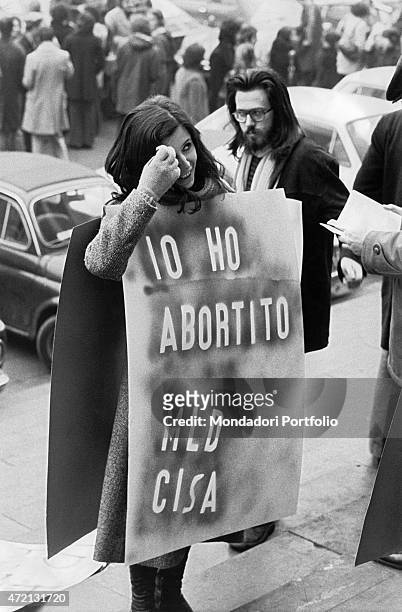 Feminists showing a sign saying I had an abortion Movimento di Liberazione della Donna Centro Italiano Sterilizzazione e Aborto . Italy, 1970s "