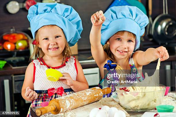 irmãs no kitchen - gluten free bread - fotografias e filmes do acervo