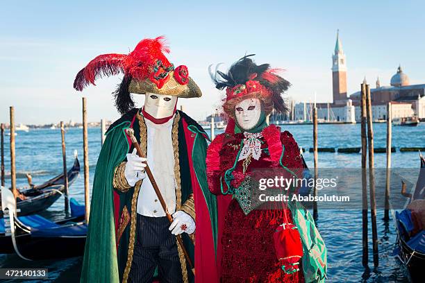 red-green couple, masks at venice carnival, italy, europe - driekantige hoed stockfoto's en -beelden