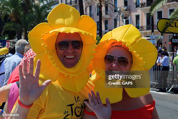 espectadores ver la etapa 4 del tour de francia de 2013 - evento de ciclismo fotografías e imágenes de stock