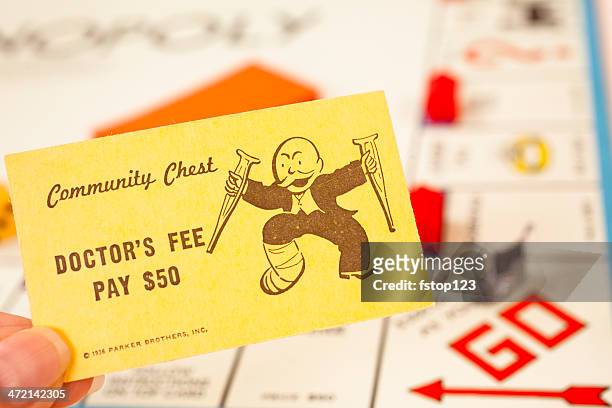 spiele: monopoly. 'doctor's community chest karte des no special fee. - monopoly board game stock-fotos und bilder