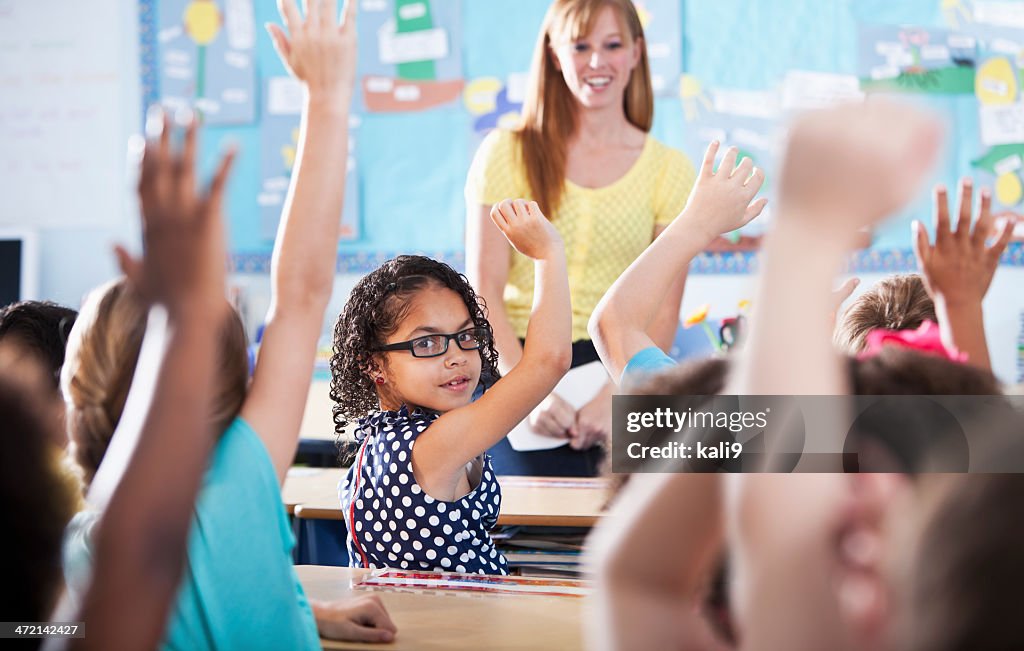 Hispanique fille Lever la main en classe