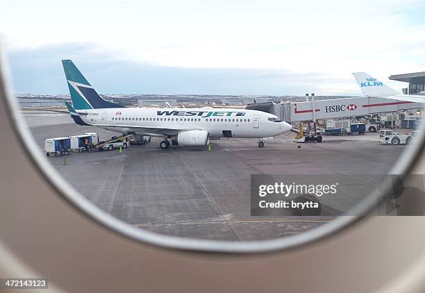 westjet boeing no aeroporto internacional de calgary - calgary international airport imagens e fotografias de stock