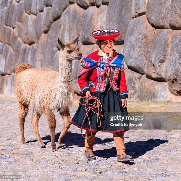 bambina indossa costume nazionale del perù in posa con lama vicino a cuzco - cordigliera delle ande foto e immagini stock