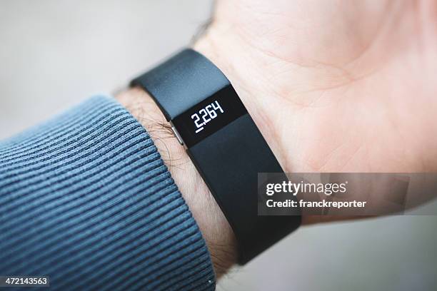 new fitbit force, sport fitness tracker - fitbit stockfoto's en -beelden