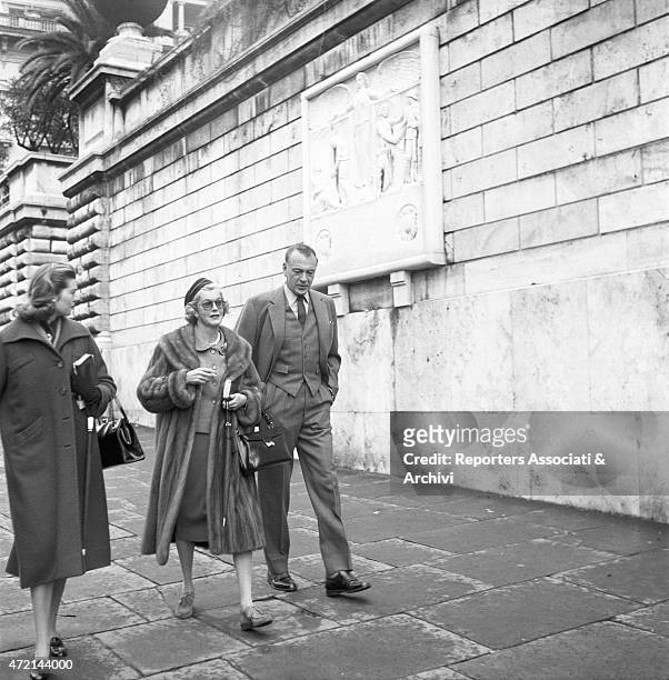 American actor Gary Cooper walking on via Veneto, in Rome, with his wife Veronica Balfe and their daughter Maria Cooper. Rome, 1959