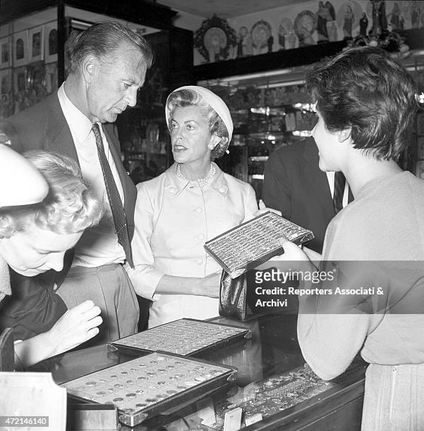 American actor Gary Cooper with his wife Veronica Balfe shopping at a souvenir shop in Rome. Rome, 1957