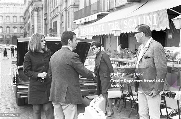 American actor Burt Lancaster and his daughter Joanna unloading luggage from the car in front of the 'Tre scalini' restaurant in piazza Navona. Rome,...