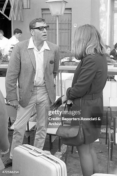 American actor Burt Lancaster, just arrived in Rome on holiday, talking with his daughter Joanna. Rome, 1966