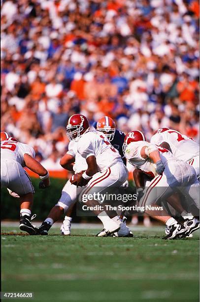 Andrew Zow of the Alabama Crimson Tide takes the snap against the Florida Gators on October 2, 1999.