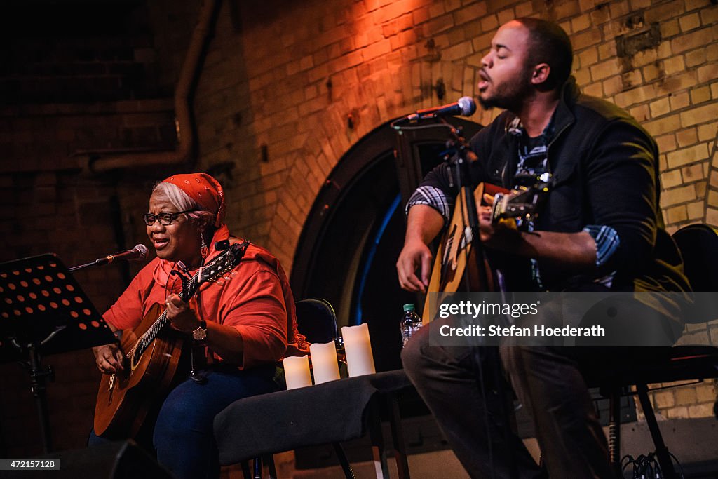 Madisen Ward and the Mama Bear Perform In Berlin