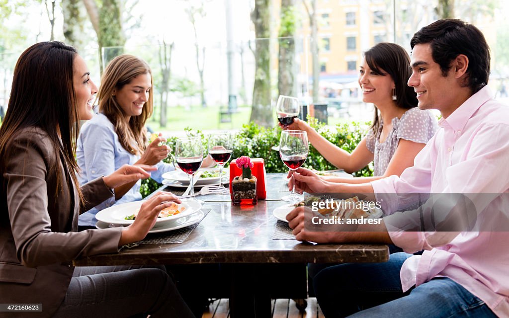 Grupo de amigos en un restaurante