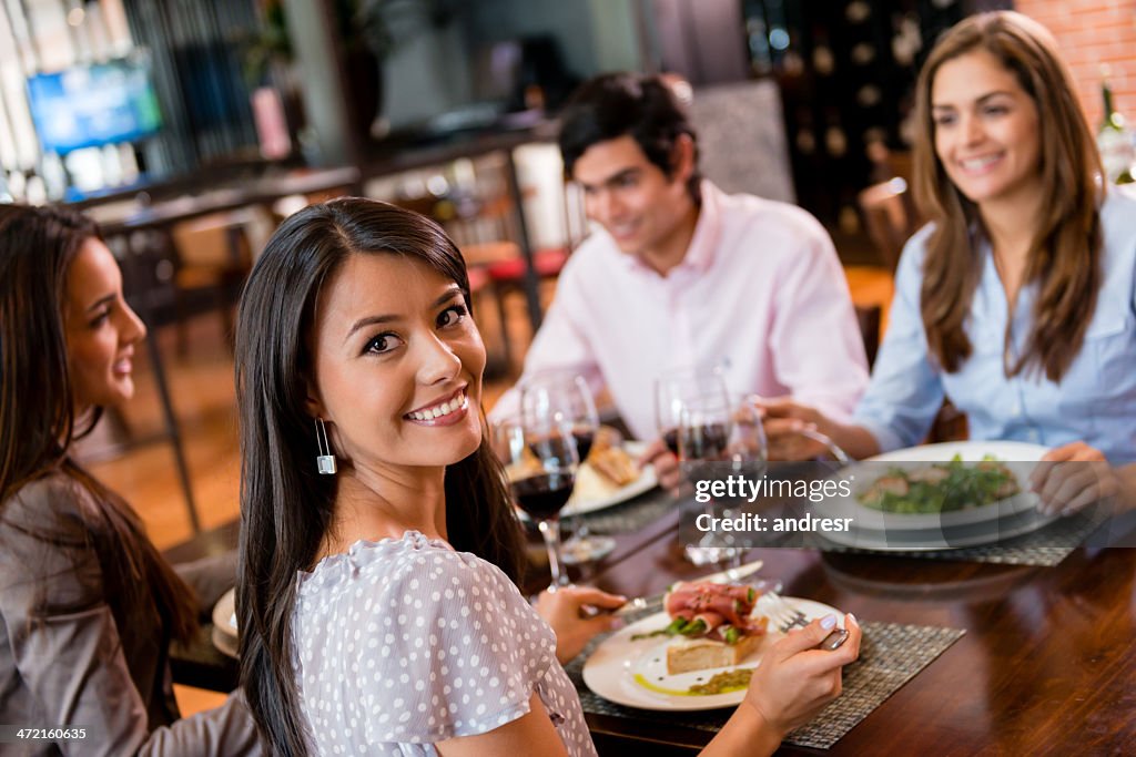 Grupo de amigos ter Jantar